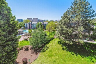 7420 E Quincy Ave, Unit 204 in Denver, CO - Foto de edificio - Building Photo