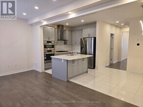 8 Beasley Grove in Hamilton, ON - Building Photo - Building Photo