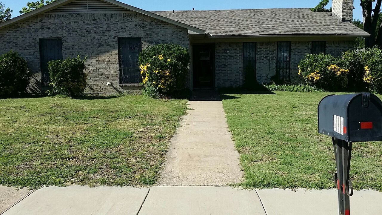2115 Blossom Ln in Richardson, TX - Building Photo