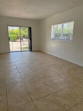 1581 NE 34th Ct, Unit 111 in Oakland Park, FL - Building Photo - Building Photo