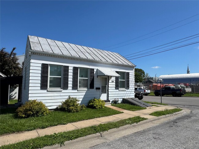 201 Flower St in Waterloo, IL - Building Photo - Building Photo