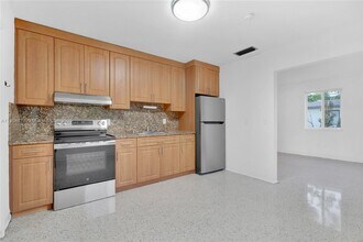 2931 SW 39th Ave in Miami, FL - Building Photo - Building Photo