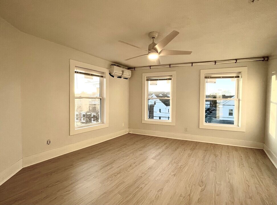 126 Felton St, Unit 3 in Waltham, MA - Building Photo