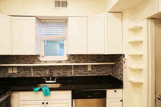 204 E 30th St, Unit 104 in Austin, TX - Building Photo - Building Photo