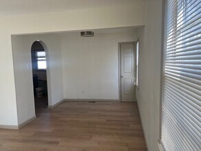 8621 North Ave in St. Louis, MO - Foto de edificio - Building Photo