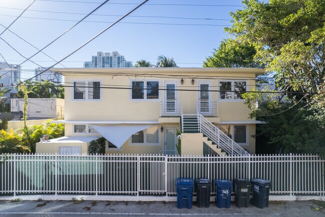 745-747 Lenox Ave in Miami Beach, FL - Foto de edificio - Building Photo