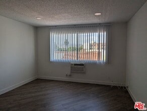 310 S Kenmore Ave, Unit 2810-303 in Los Angeles, CA - Building Photo - Building Photo