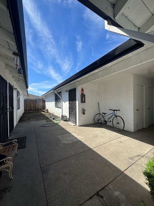 718 Bedlow Dr in Stockton, CA - Foto de edificio - Building Photo