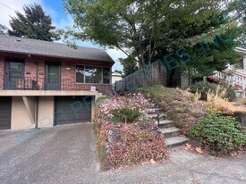 1325 SE Salmon St in Portland, OR - Building Photo