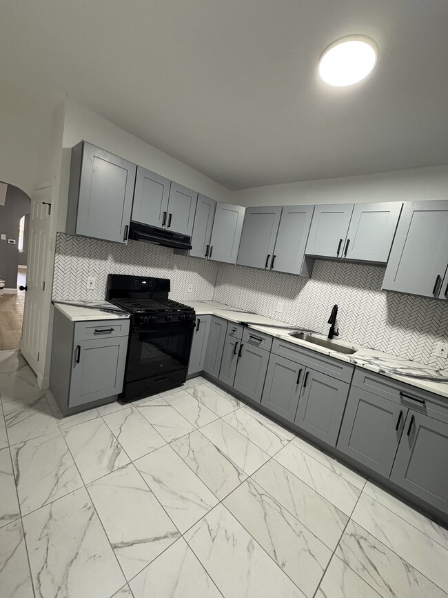 property at 906 N 4th St