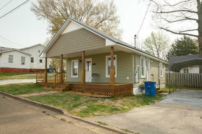 204 Oakland St in Martin, TN - Building Photo - Building Photo