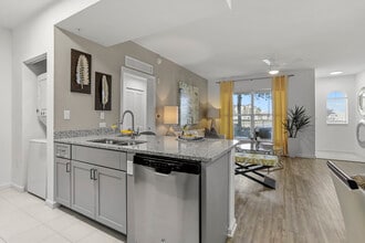 Avalon Coconut Creek in Coconut Creek, FL - Foto de edificio - Interior Photo