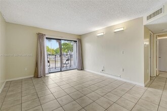 7160 NW 179th St in Hialeah, FL - Building Photo - Building Photo