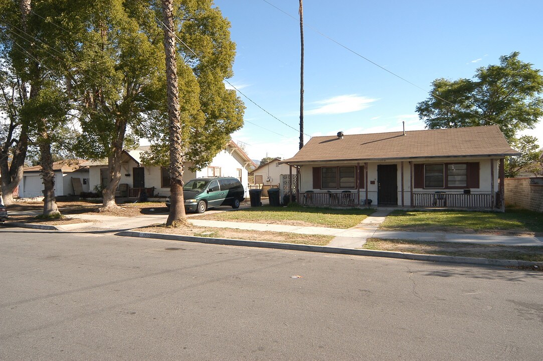 1212-1218 1/2 Redlands Av in Colton, CA - Building Photo