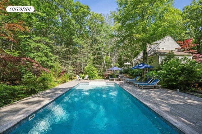 property at 17 Deep Woods Ln