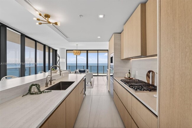 900 N Ocean Blvd in Pompano Beach, FL - Foto de edificio - Building Photo