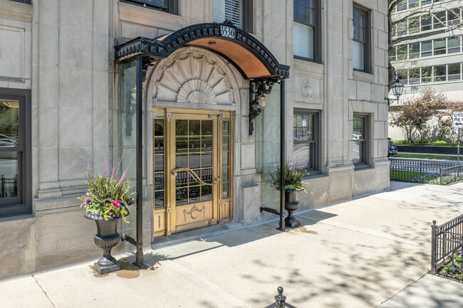 3520 N Lake Shore Dr in Chicago, IL - Foto de edificio - Building Photo