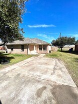 216 Hunters Ln in Eagle Lake, TX - Building Photo