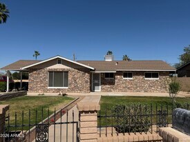 2 E Piedmont Rd in Phoenix, AZ - Building Photo