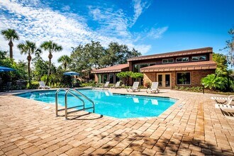 Woodlake Park Apartments in Jacksonville, FL - Foto de edificio - Building Photo