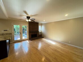 103 E Yale Loop in Irvine, CA - Foto de edificio - Building Photo