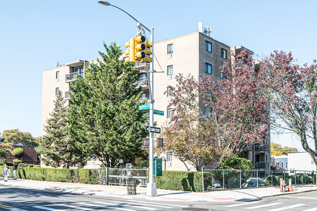 7149 Metropolitan Ave in Flushing, NY - Building Photo - Building Photo