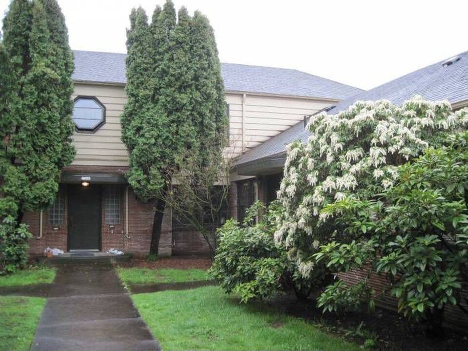 Vintage Courtyard in Portland, OR - Building Photo