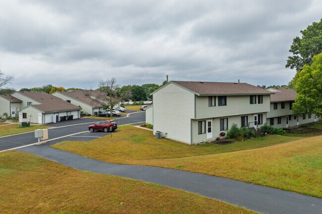 Sumter Lane Townhomes in Bloomington, MN - Foto de edificio - Primary Photo