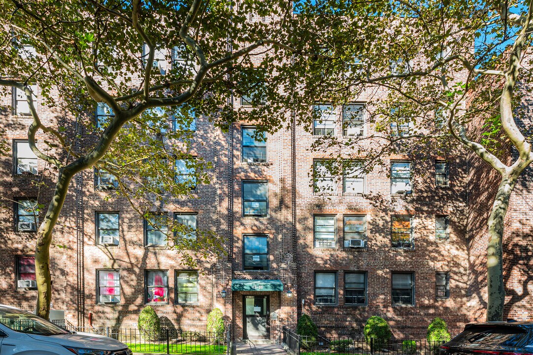 4616 43rd Ave in Sunnyside, NY - Building Photo