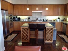 5831 Seawalk Dr in Los Angeles, CA - Building Photo