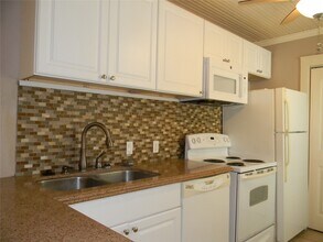 2423 Avenue L in Galveston, TX - Building Photo - Building Photo