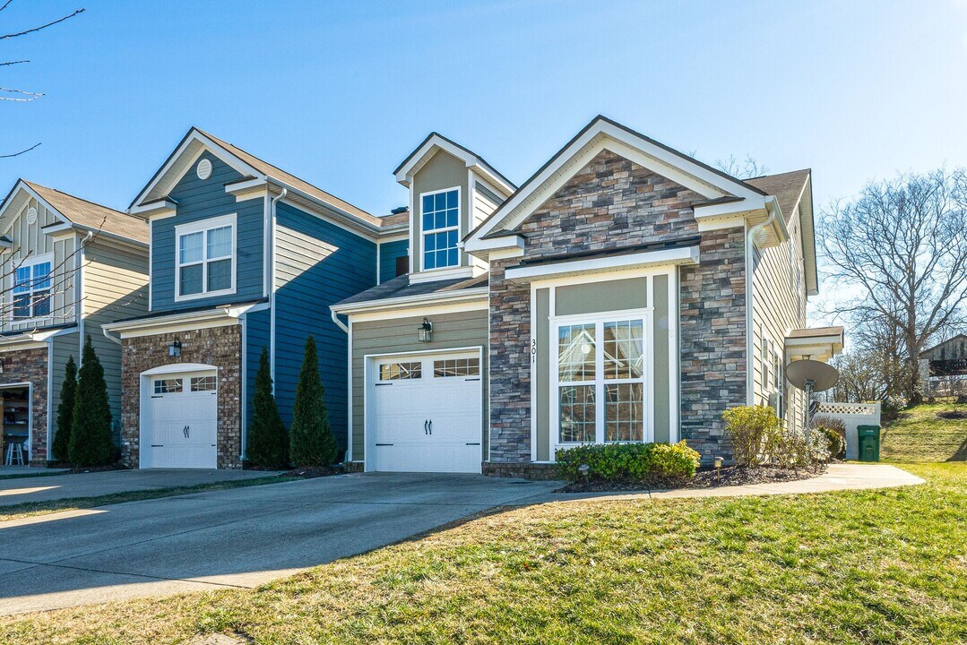 301 Shirebrook Cir in Spring Hill, TN - Foto de edificio