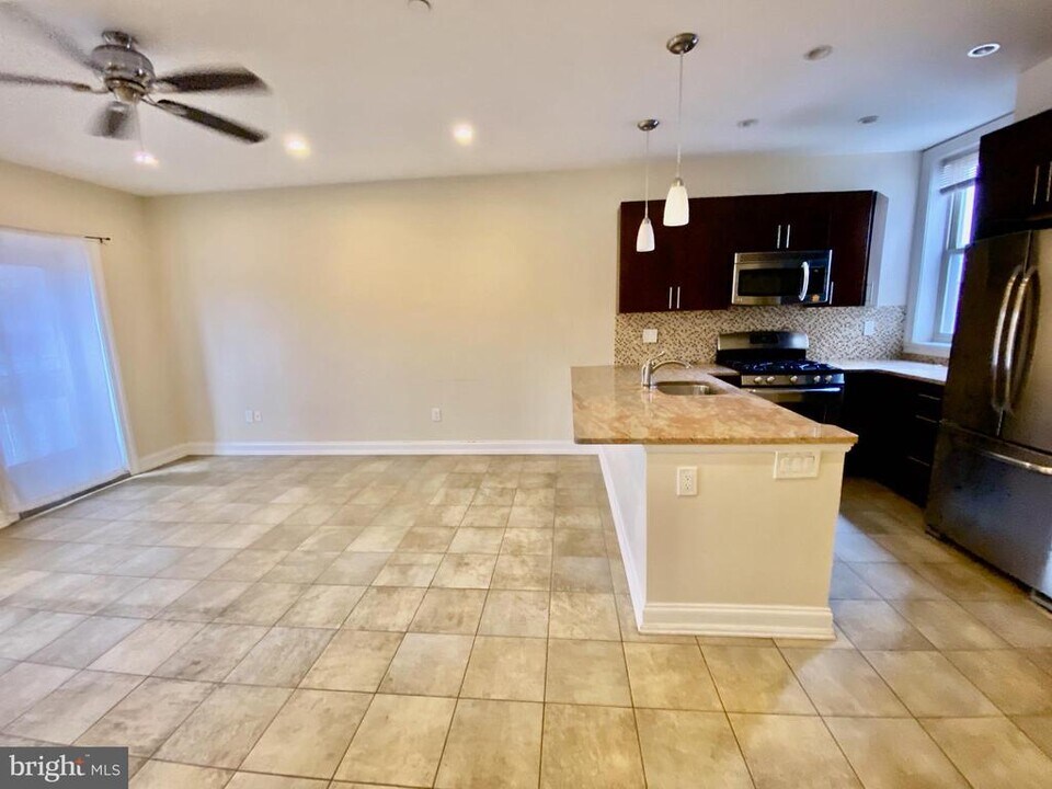 425 S Broad St in Philadelphia, PA - Building Photo