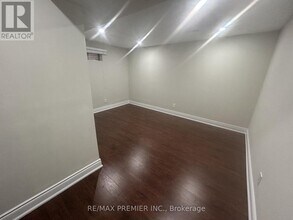 4057 Taffey Crescent in Mississauga, ON - Building Photo - Building Photo