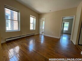 896 Huntington Ave, Unit 8 in Boston, MA - Building Photo