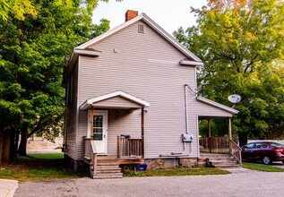 310 Maple St, Unit B in Big Rapids, MI - Building Photo - Building Photo