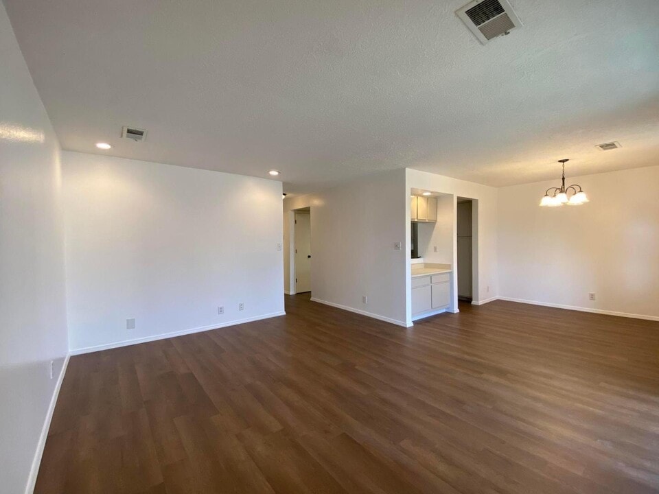 807 Country Club Dr SE in Rio Rancho, NM - Building Photo