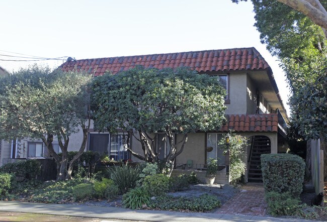 1534 Verdi St in Alameda, CA - Foto de edificio - Building Photo