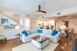 572 11th Ave S in Naples, FL - Building Photo