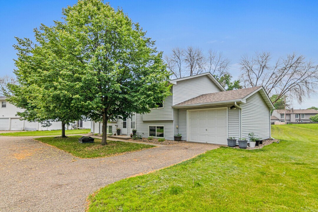 3808 Lodestone Ln in Eagan, MN - Foto de edificio