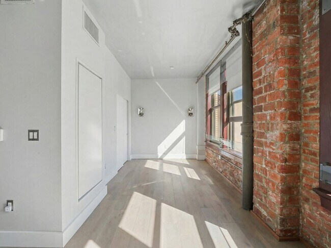 460 S Spring St in Los Angeles, CA - Foto de edificio - Building Photo