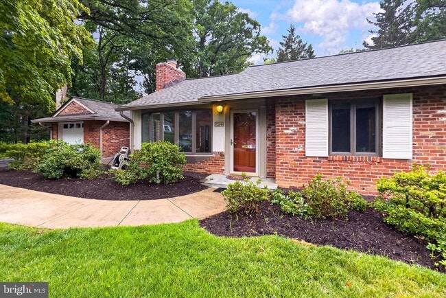 property at 7614 Woodridge Cir