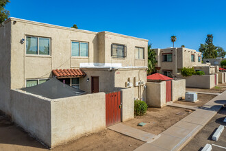 Hallcraft Villas West in Phoenix, AZ - Building Photo - Building Photo