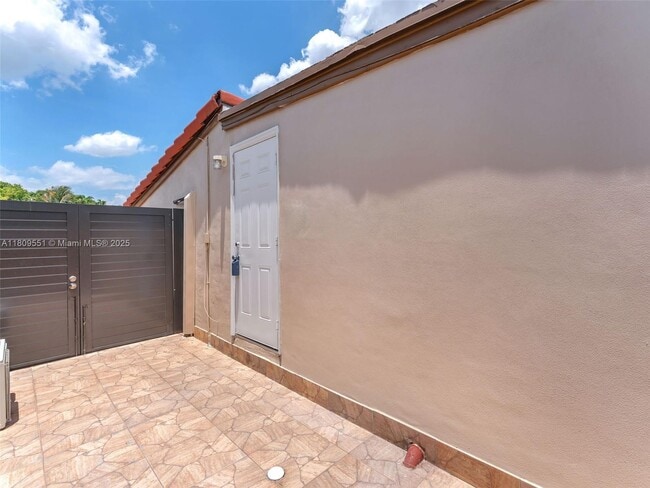 10460 SW 43rd St in Miami, FL - Building Photo - Building Photo