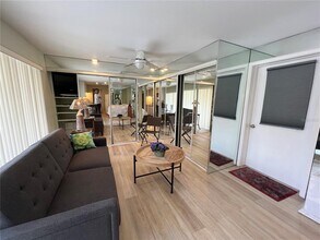3255 Village Ln in Sarasota, FL - Building Photo - Building Photo
