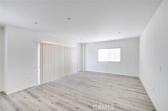 14526 Hartland St-Unit -201 in Los Angeles, CA - Building Photo - Building Photo