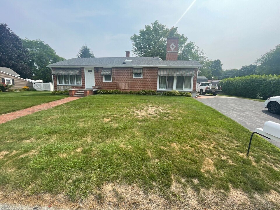 21 Falmouth Dr in Grafton, MA - Foto de edificio