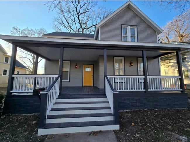 property at 940 N Prairie St