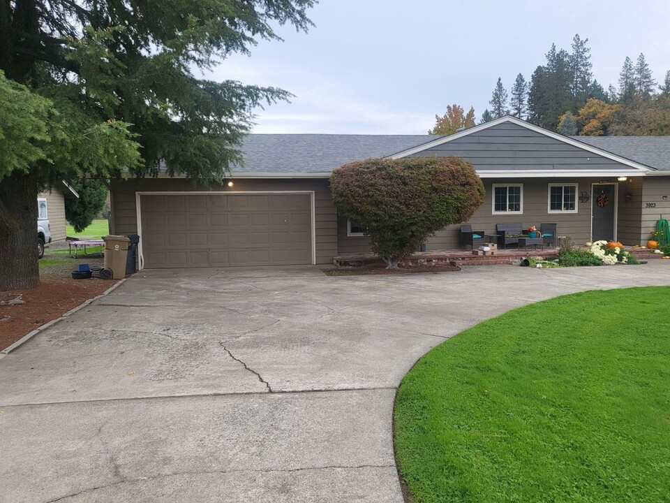 3923 Riverbanks Rd-Unit -10106 in Grants Pass, OR - Building Photo