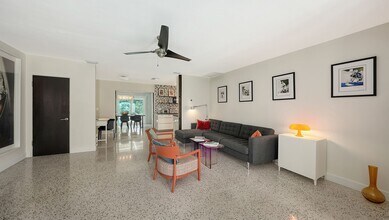 4925 Bay Shore Rd in Sarasota, FL - Building Photo - Building Photo